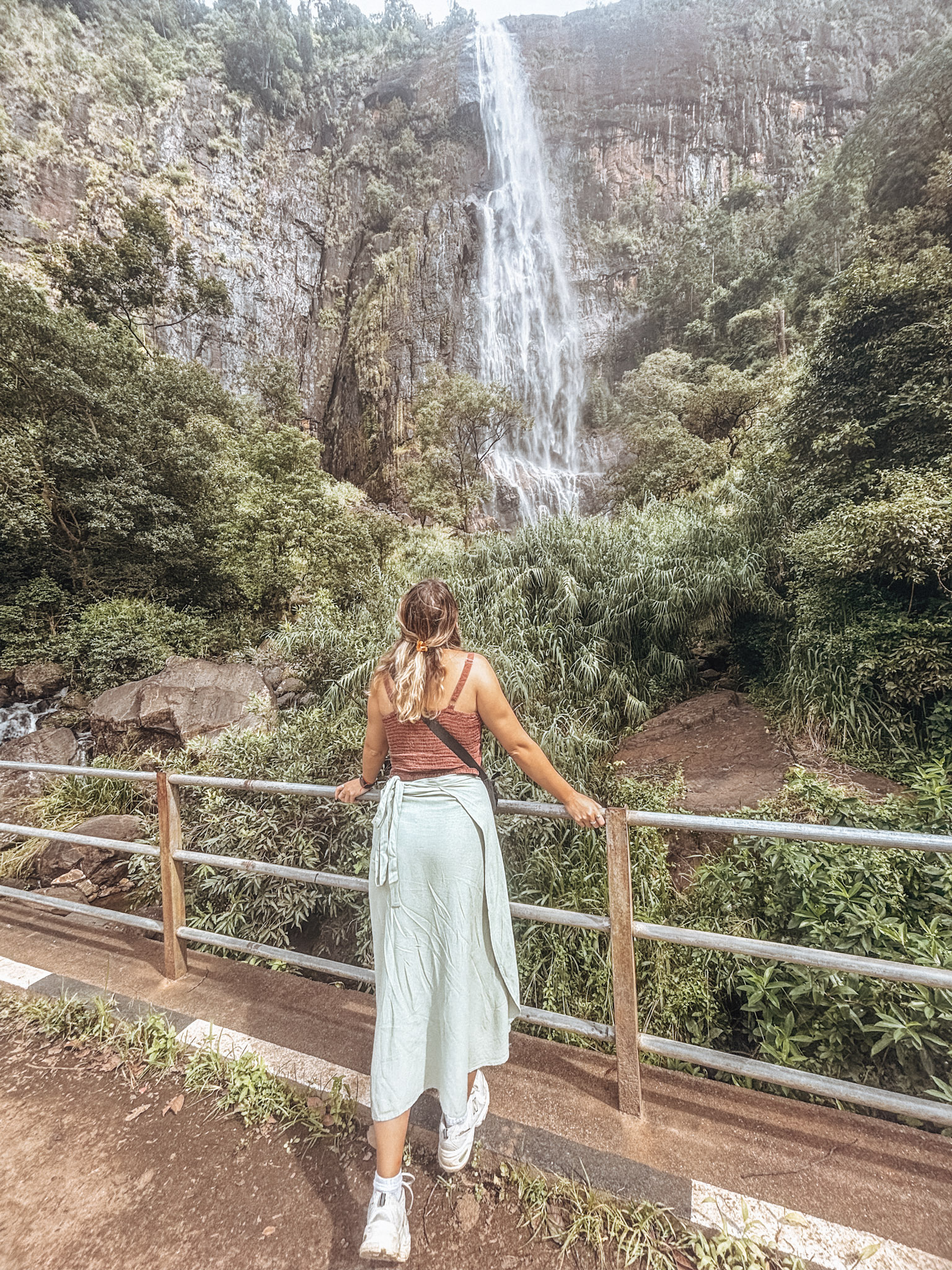 Diyaluma Waterfall guide